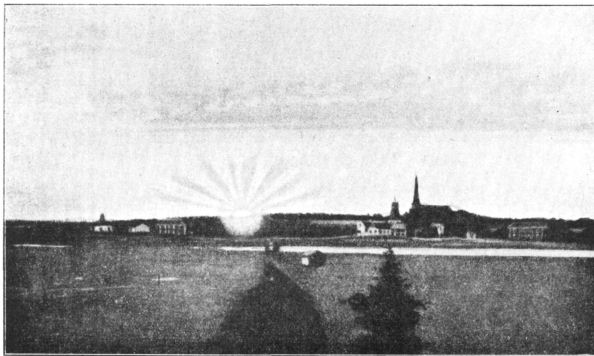 Midnattssolen från Haparanda kyrkby
    öfver staden Torneå