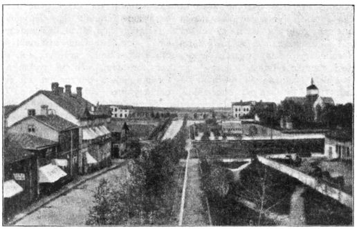 Piteå: Uddmansgatan med läroverket och
    kyrkan.